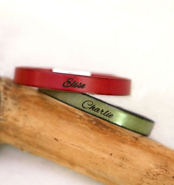 Gemengde lederen armband met gegraveerde T-sluiting in kleuren naar keuze