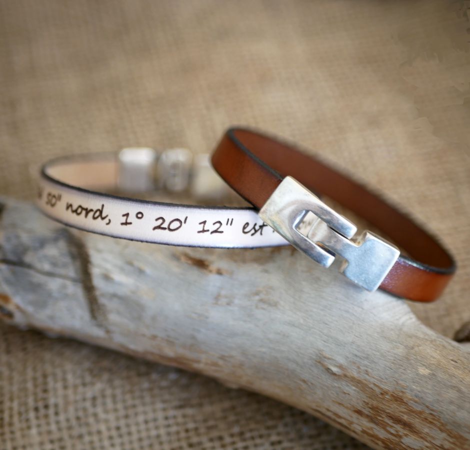 Gemengde lederen armband met gegraveerde T-sluiting in kleuren naar keuze