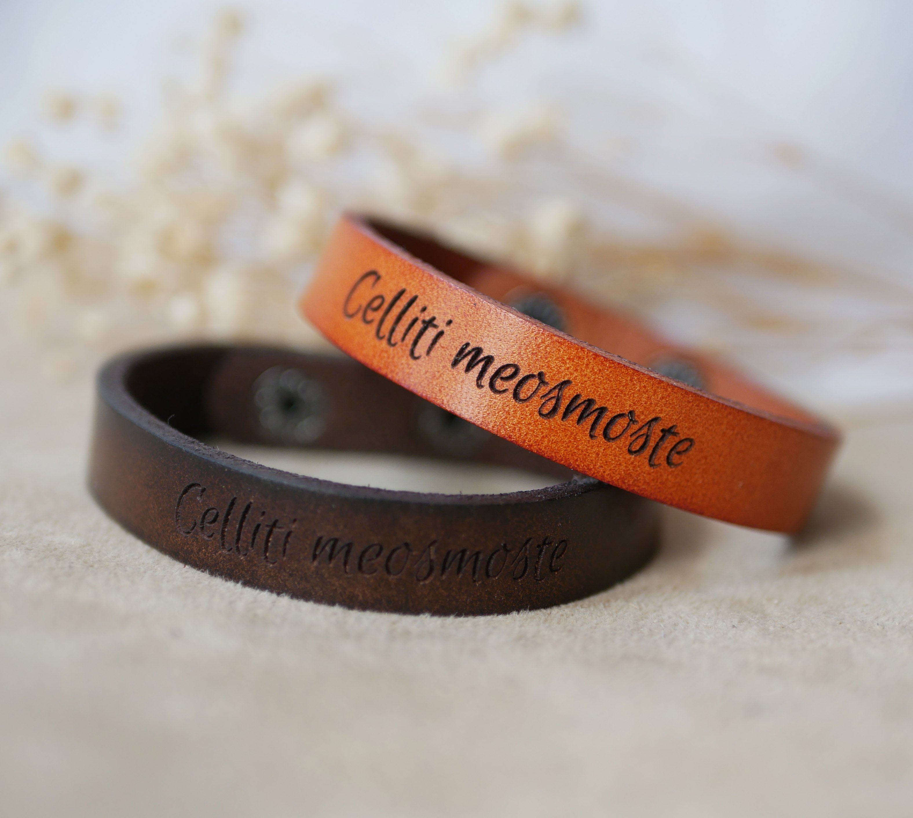 Gemengde camel gegraveerde leren riem met drukknopen