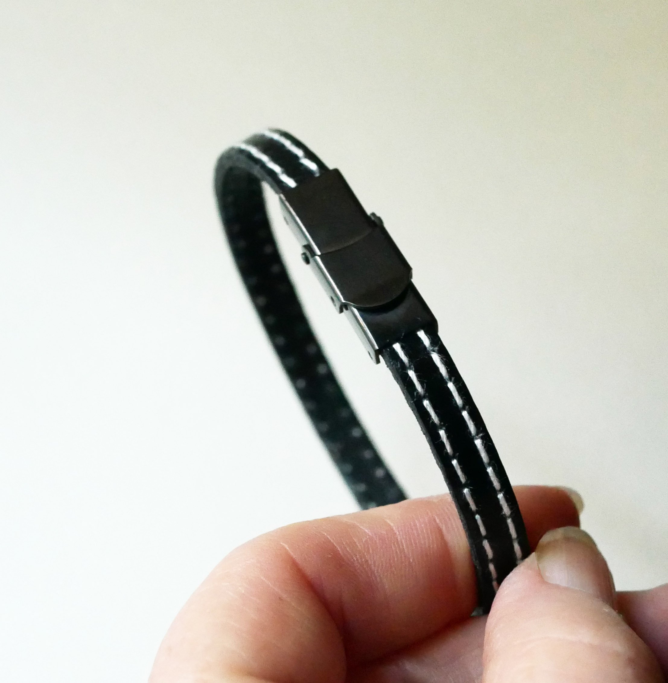 Zwarte leren riem met dubbele witte stiksels Verstelbare tailleband