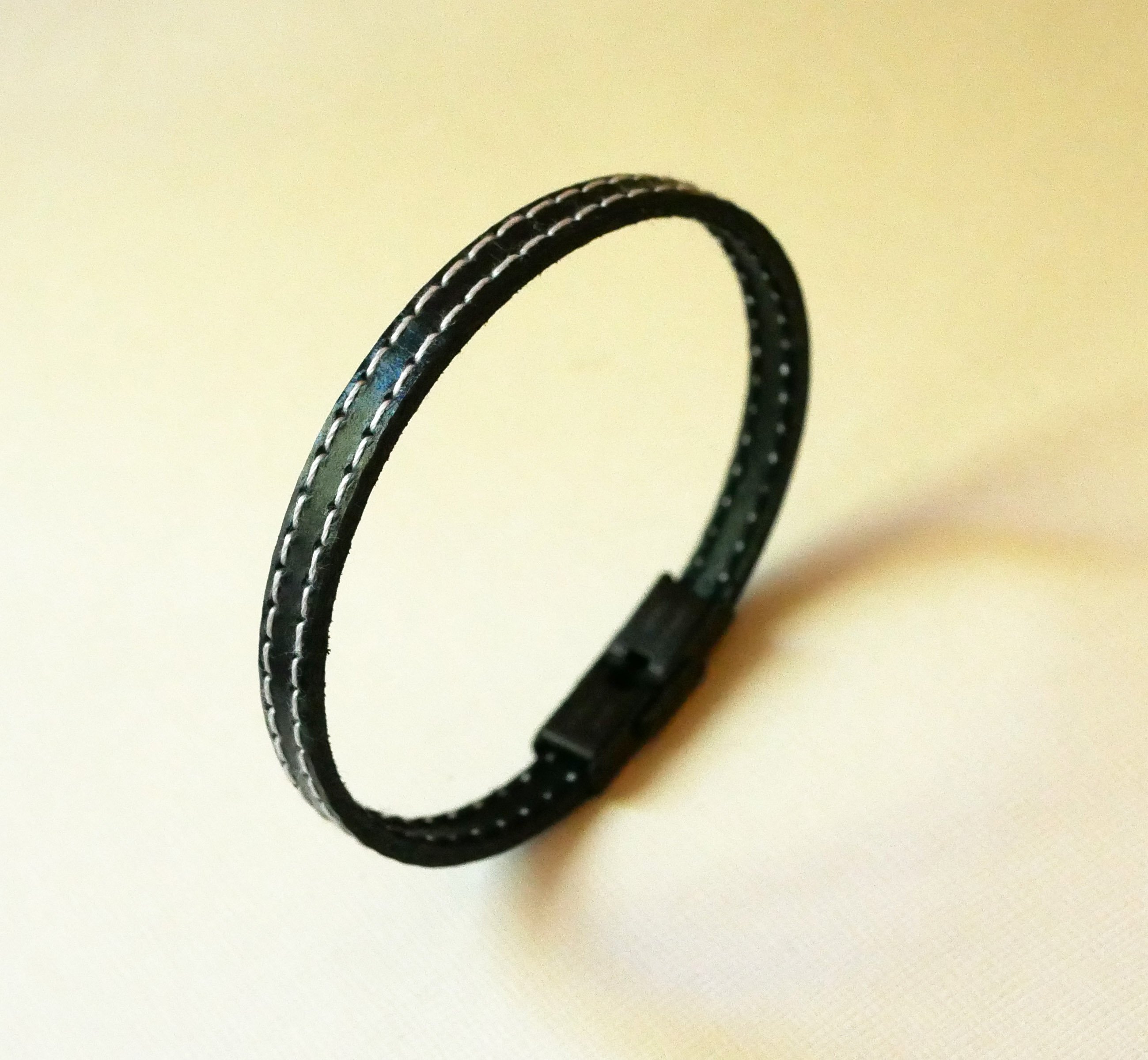 Zwarte leren riem met dubbele witte stiksels Verstelbare tailleband