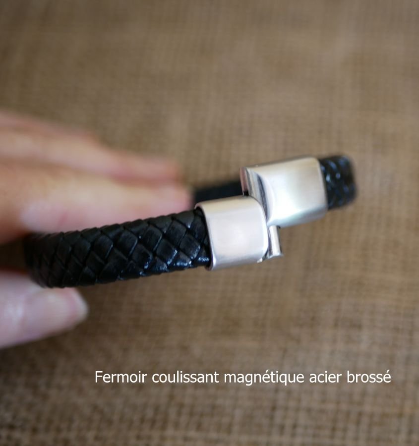 Zwarte leren armband met Keltische knoop en magnetische stalen sluiting