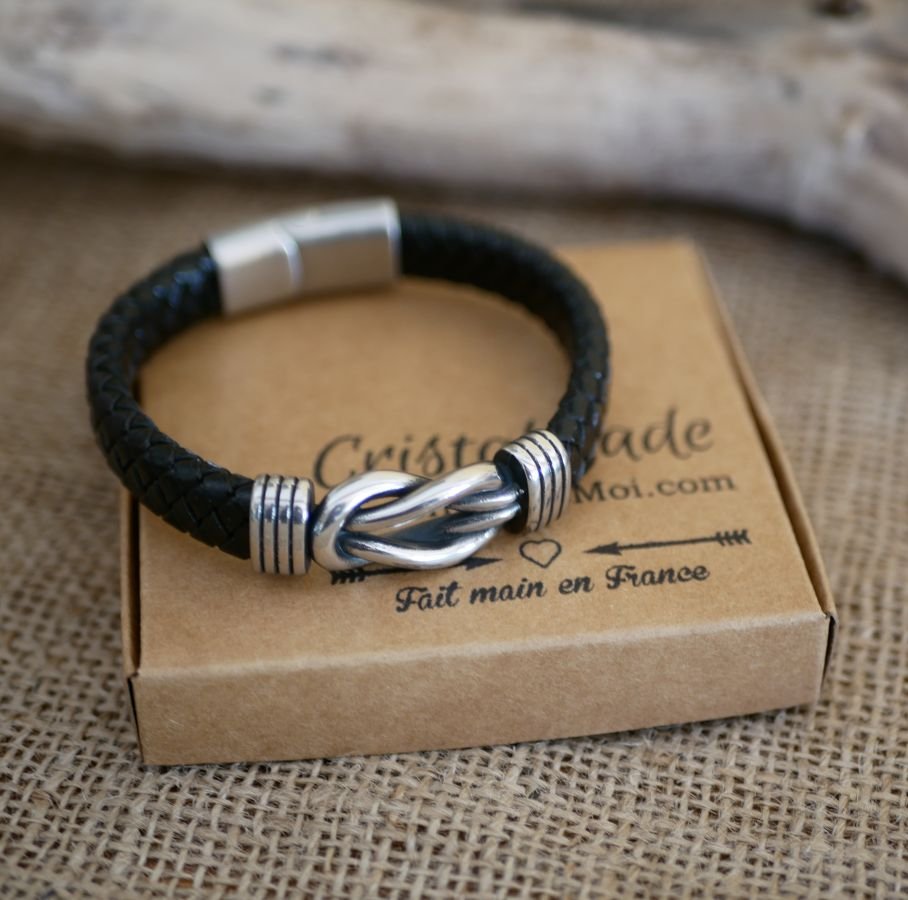 Zwarte leren armband met Keltische knoop en magnetische stalen sluiting
