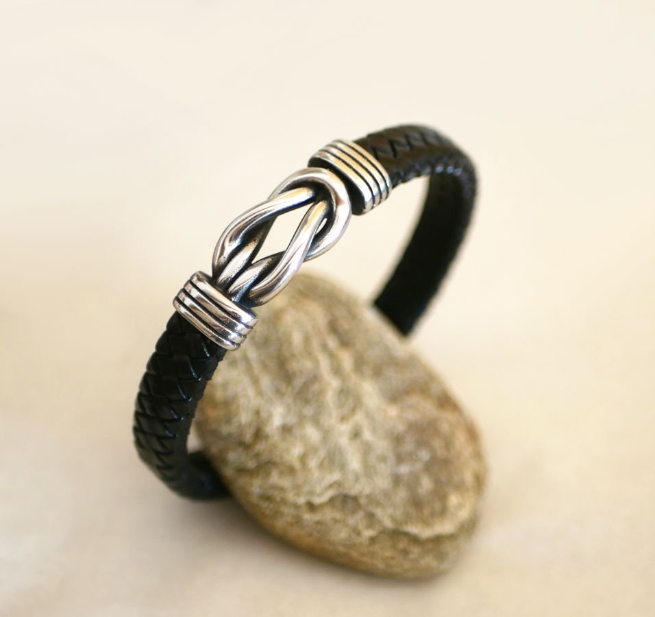 Zwarte leren armband met Keltische knoop en magnetische stalen sluiting