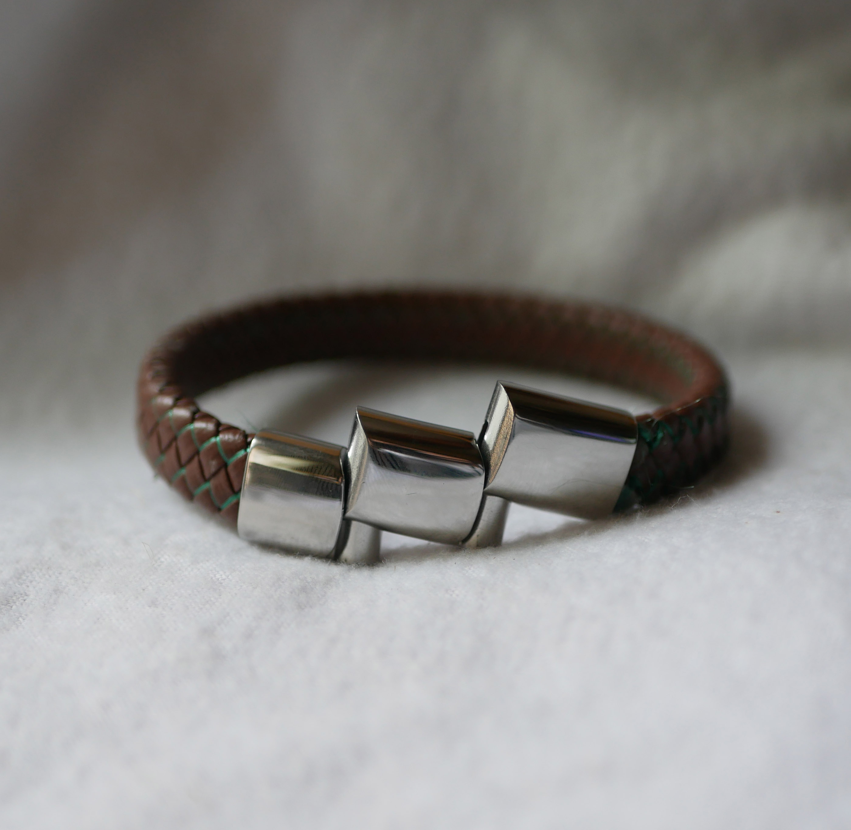 Zwarte leren armband met Keltische knoop en magnetische stalen sluiting