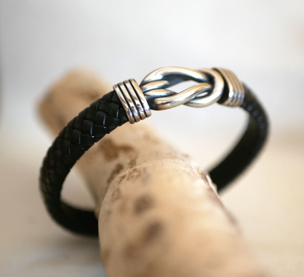 Zwarte leren armband met Keltische knoop en magnetische stalen sluiting