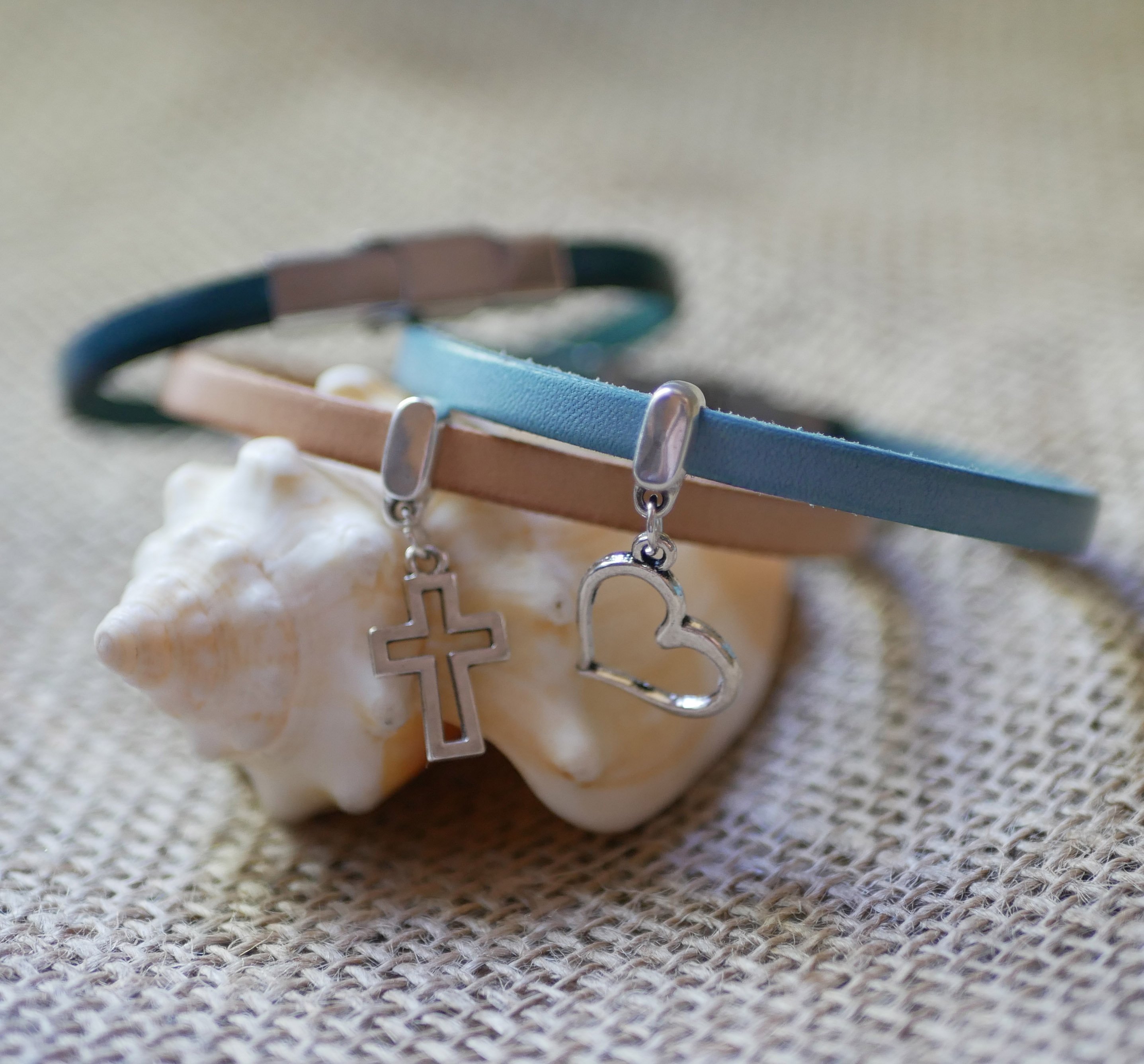 Leren armband met hanger naar keuze, aanpasbaar door gravure