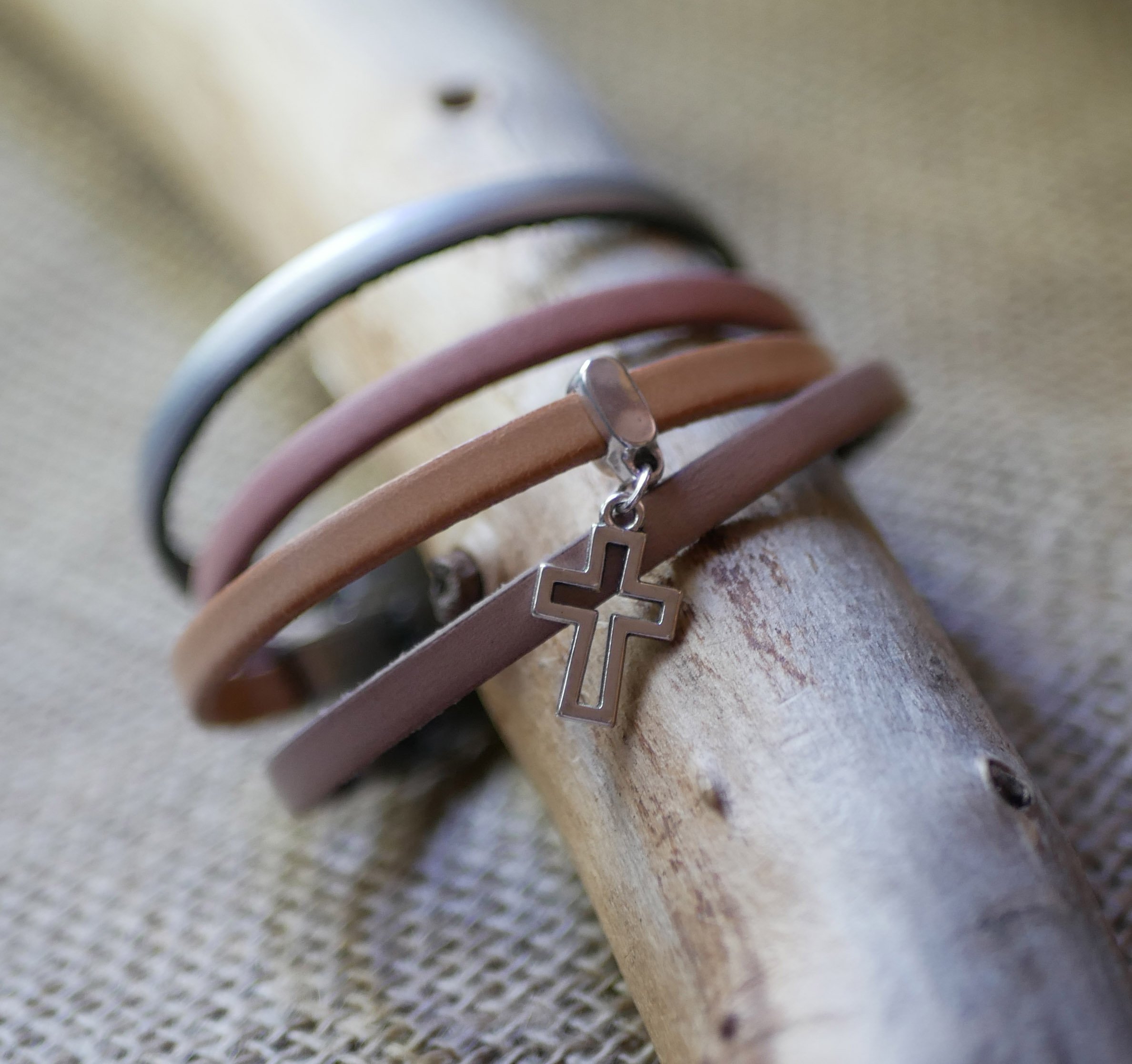 Leren armband met hanger naar keuze, aanpasbaar door gravure