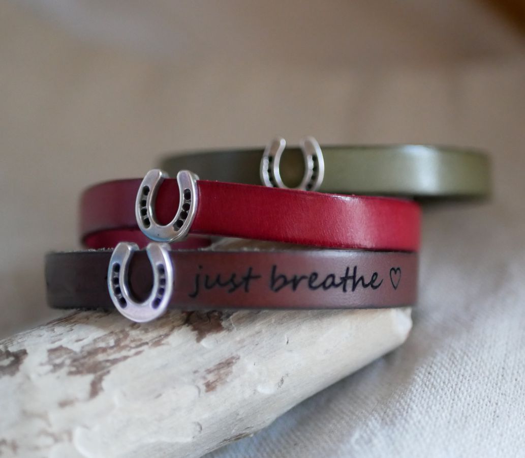 Gepersonaliseerde lederen armband versierd met een klein hoefijzer 