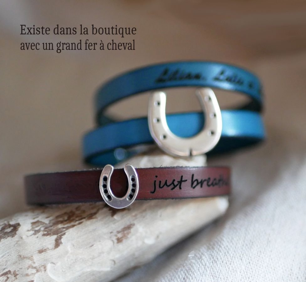 Gepersonaliseerde lederen armband versierd met een klein hoefijzer 