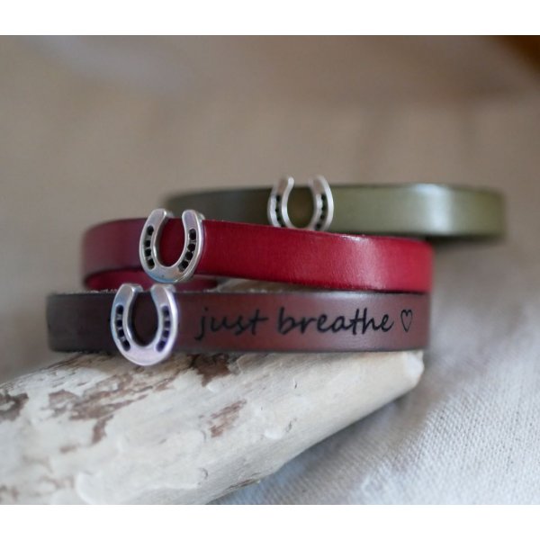 Gepersonaliseerde lederen armband versierd met een klein hoefijzer 