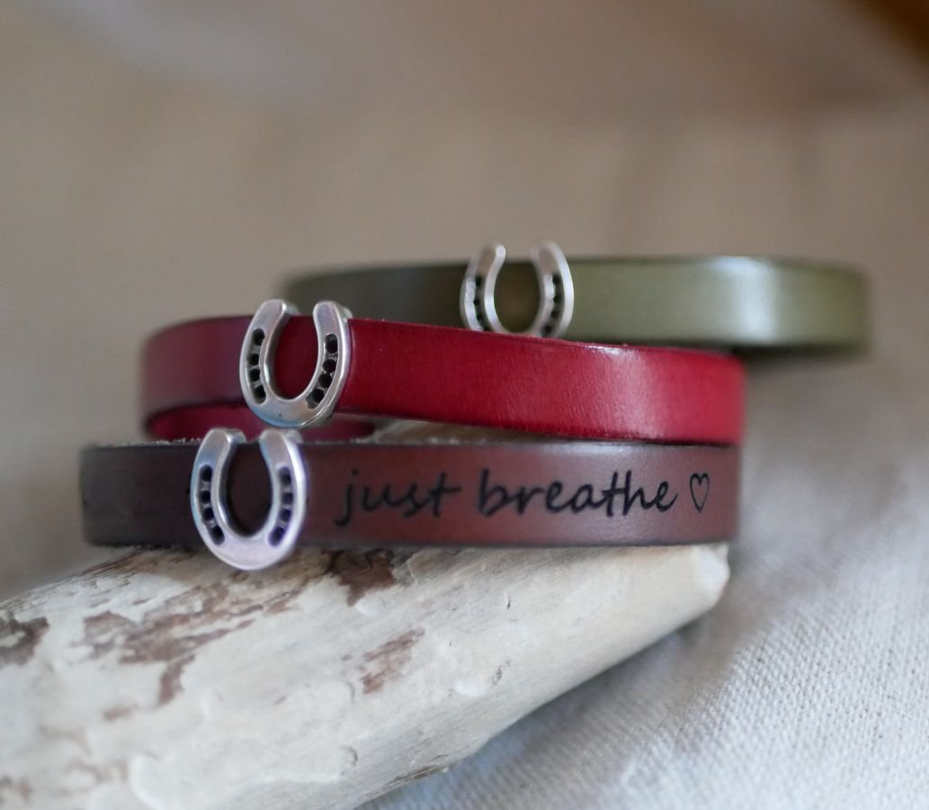 Gepersonaliseerde lederen armband versierd met een klein hoefijzer 