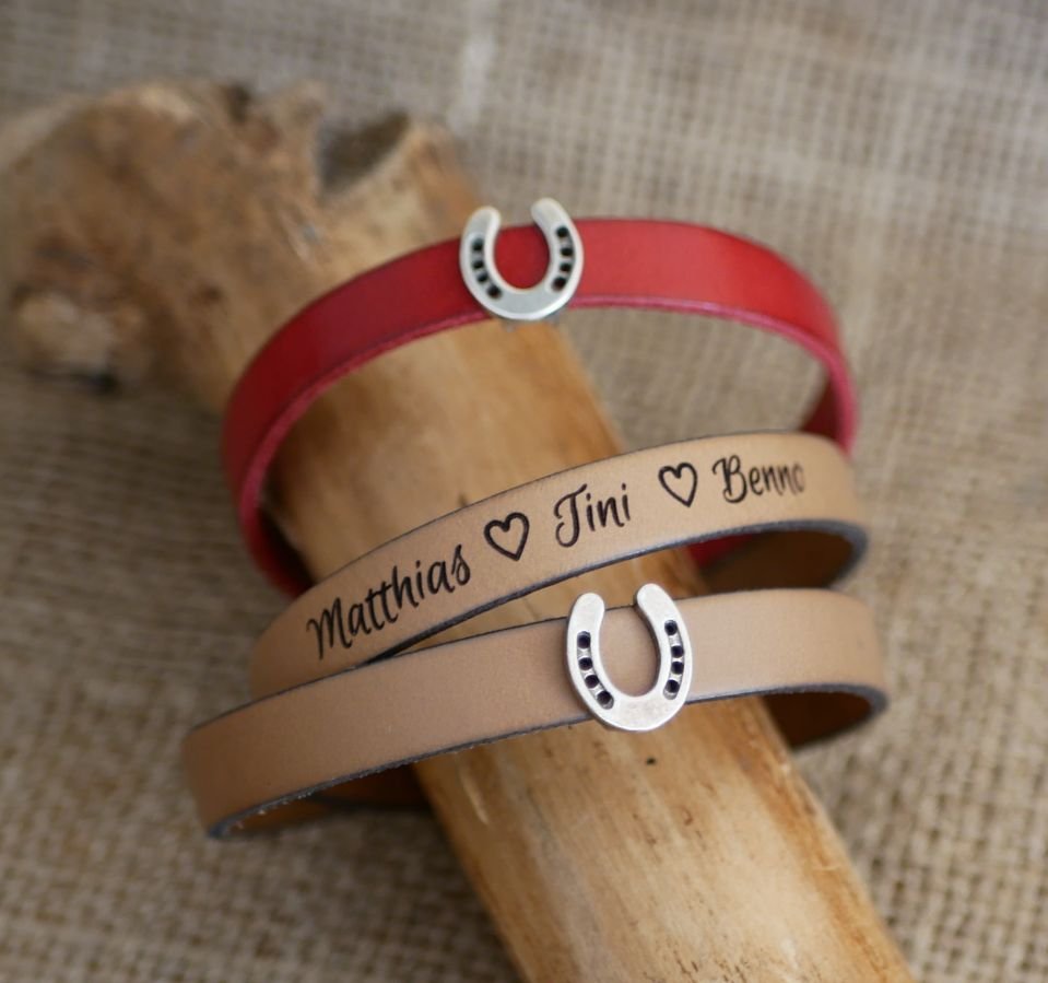 Gepersonaliseerde lederen armband versierd met een klein hoefijzer 