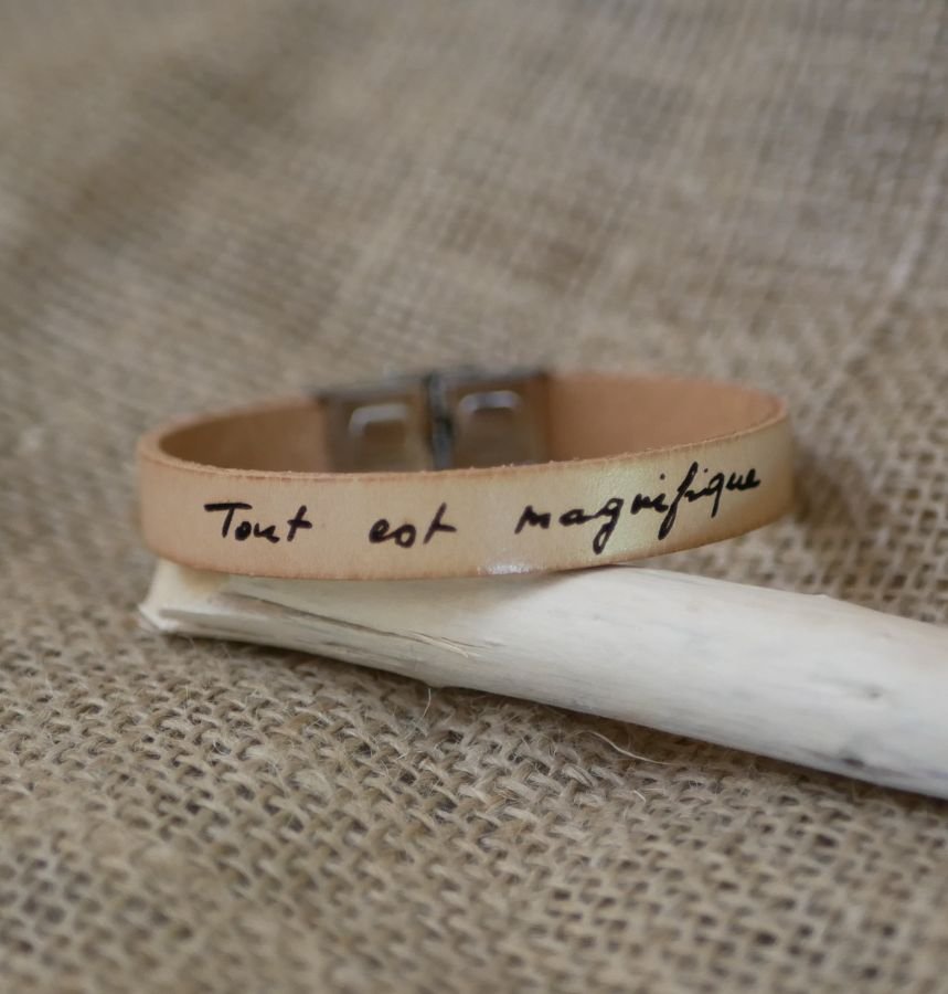Leren band kan worden gepersonaliseerd door handschrift te graveren op een enkele, dubbele of driedubbele draai
