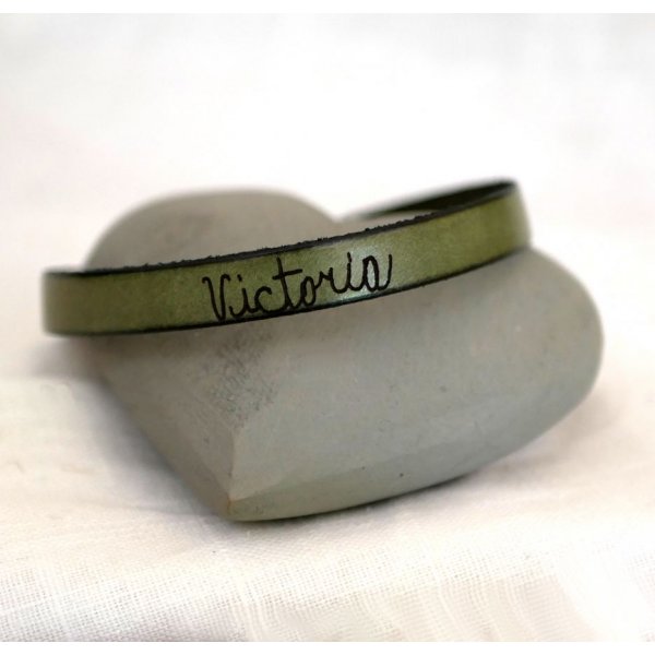 Leren band kan worden gepersonaliseerd door handschrift te graveren op een enkele, dubbele of driedubbele draai