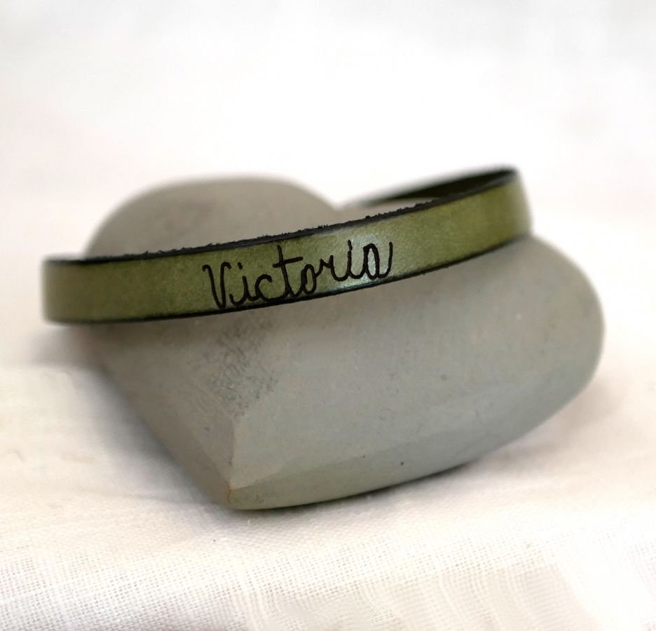 Leren band kan worden gepersonaliseerd door handschrift te graveren op een enkele, dubbele of driedubbele draai
