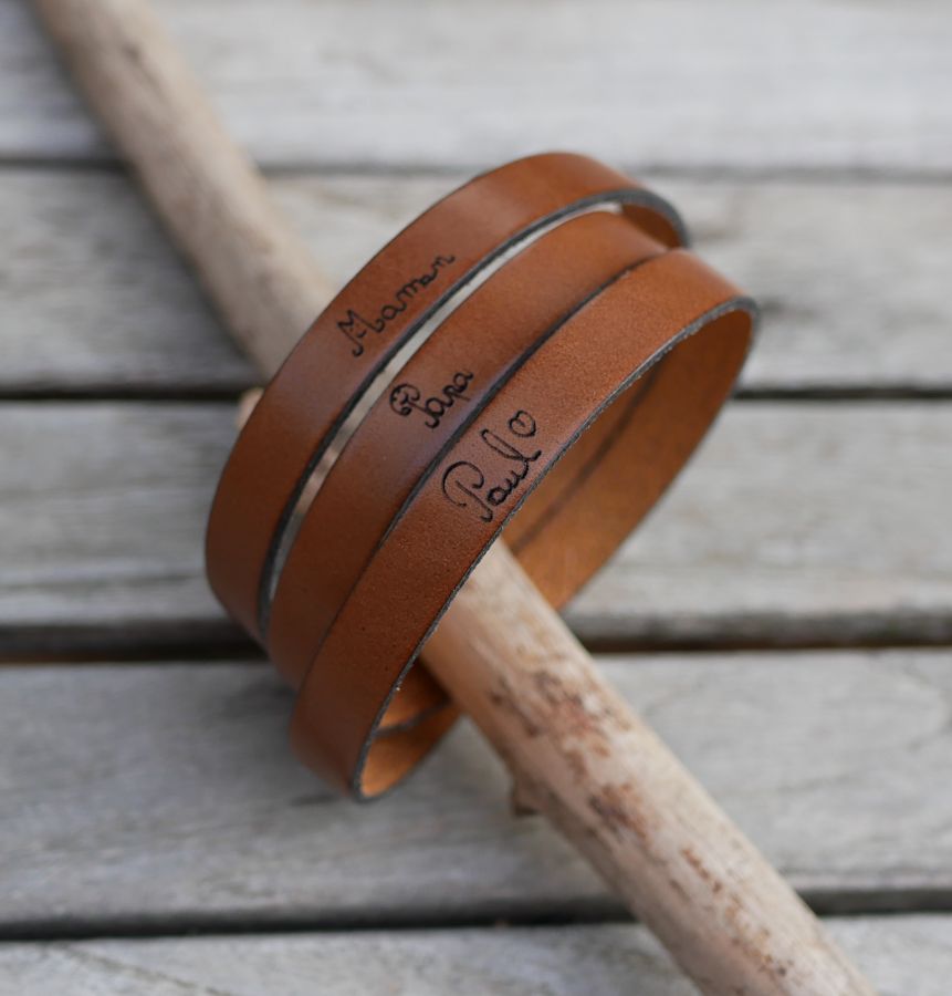 Leren band kan worden gepersonaliseerd door handschrift te graveren op een enkele, dubbele of driedubbele draai
