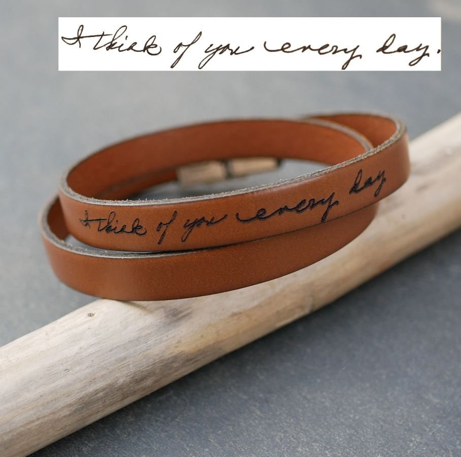 Leren band kan worden gepersonaliseerd door handschrift te graveren op een enkele, dubbele of driedubbele draai