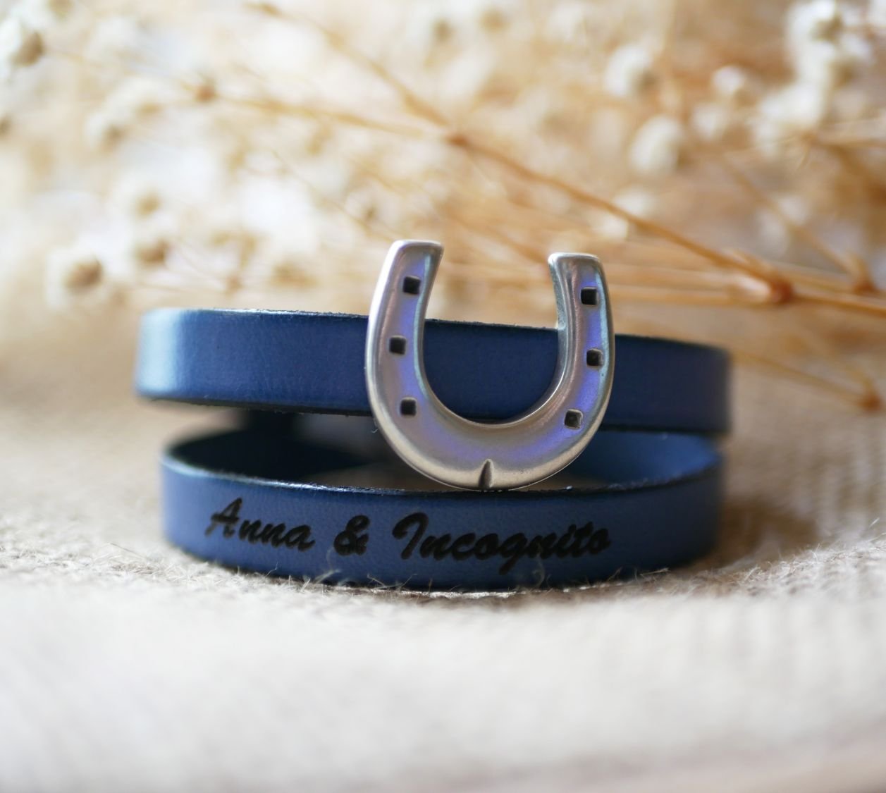 Aanpasbare lederen riem met enkel of dubbel gedraaid hoefijzerdesign