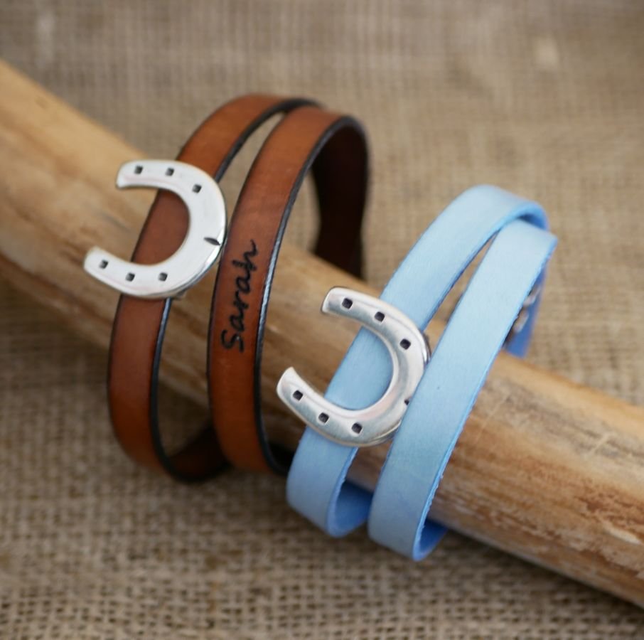 Aanpasbare lederen riem met enkel of dubbel gedraaid hoefijzerdesign