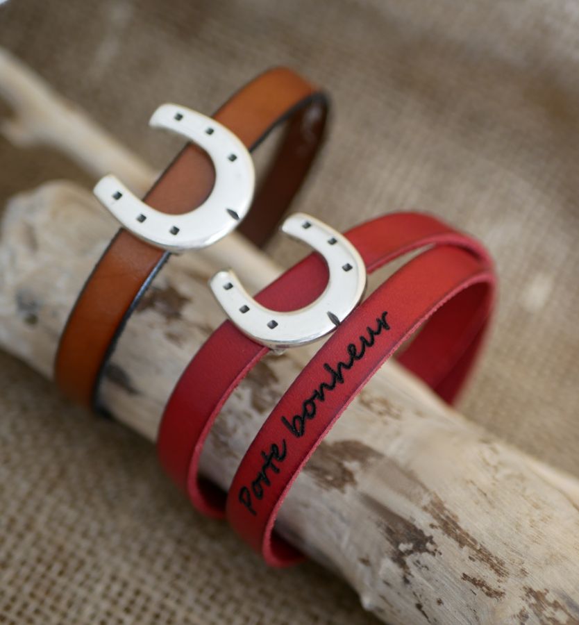 Aanpasbare lederen riem met enkel of dubbel gedraaid hoefijzerdesign