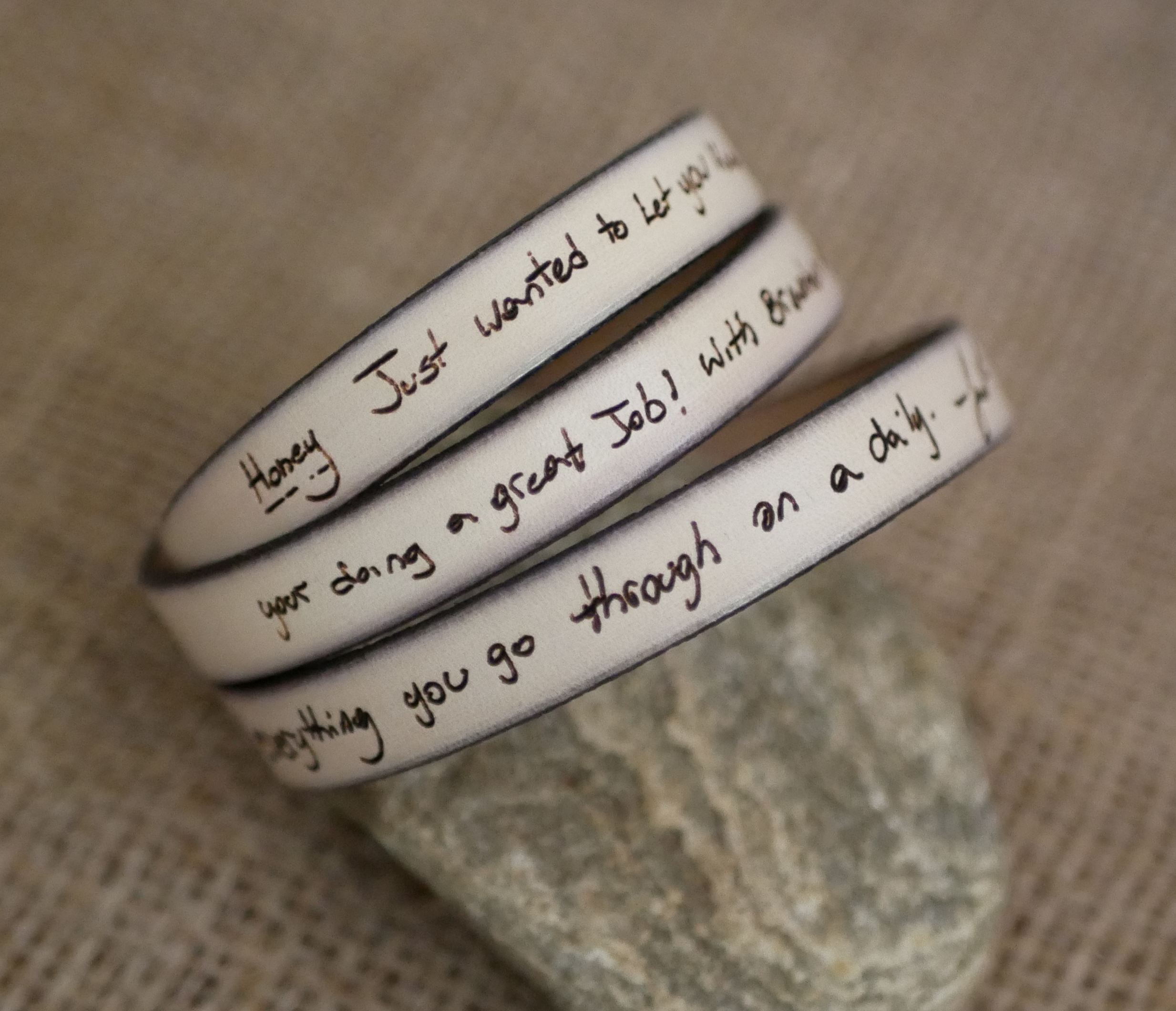 Leren band kan worden gepersonaliseerd door handschrift te graveren op een enkele, dubbele of driedubbele draai