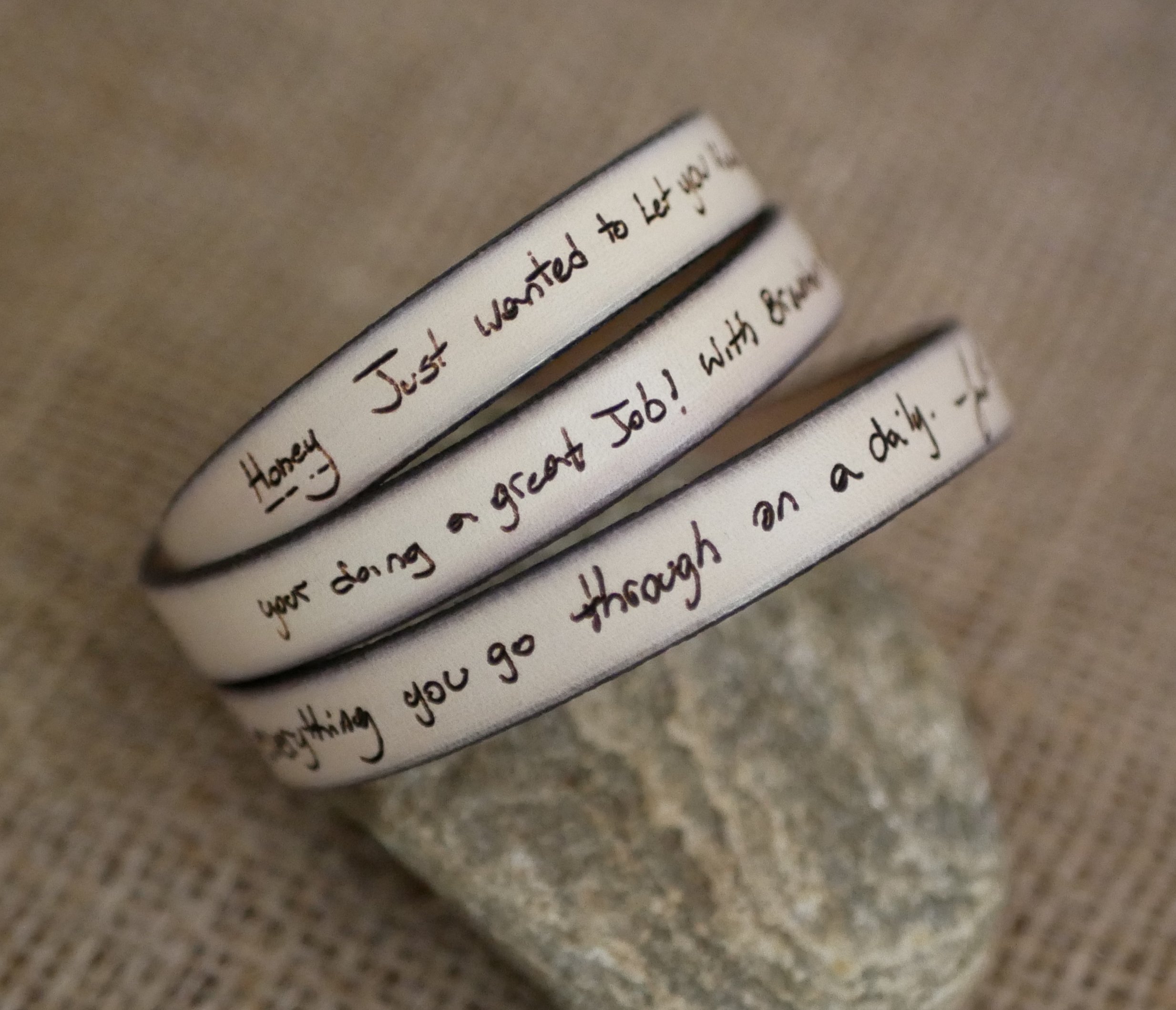 Leren band kan worden gepersonaliseerd door handschrift te graveren op een enkele, dubbele of driedubbele draai