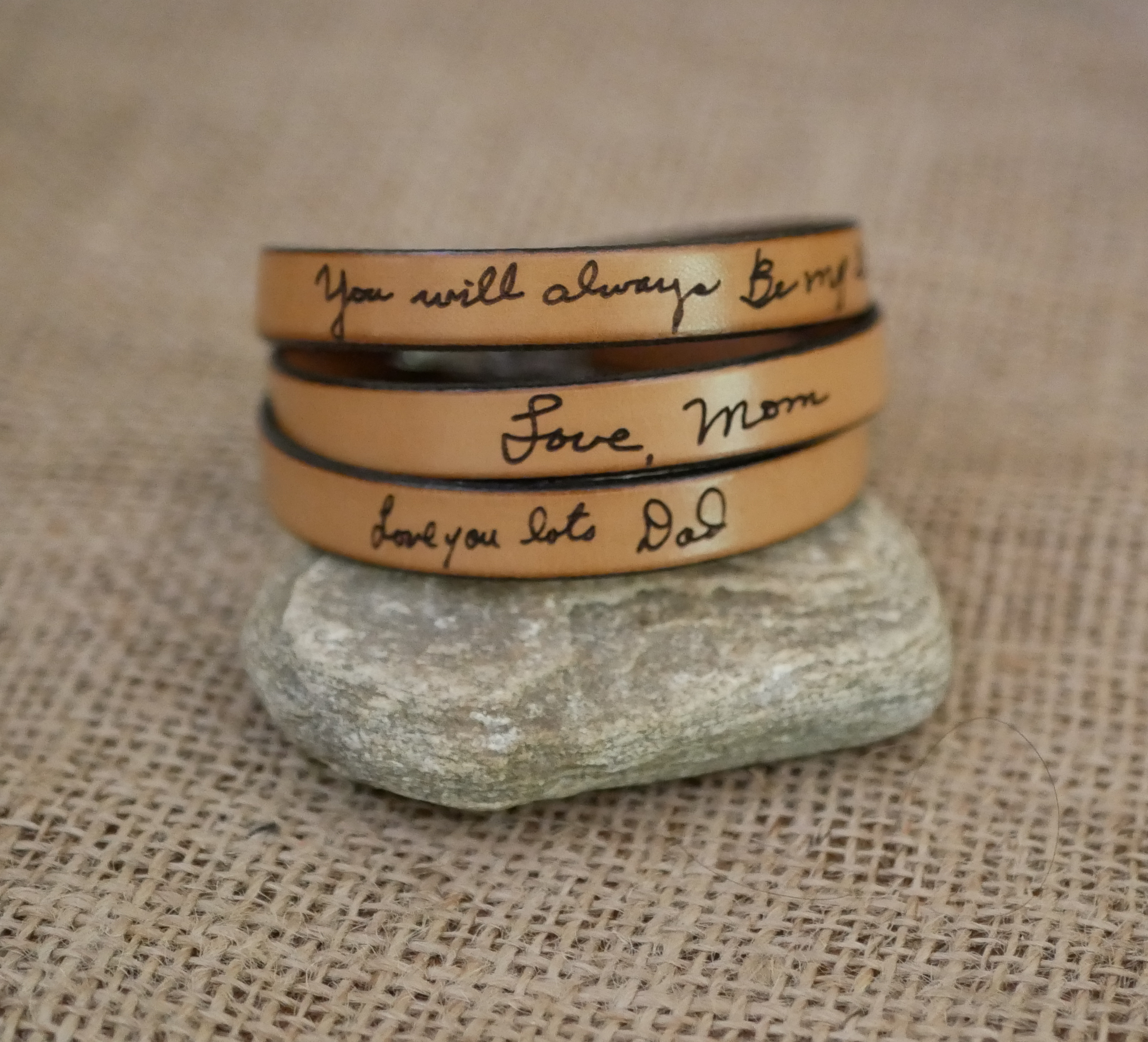 Leren band kan worden gepersonaliseerd door handschrift te graveren op een enkele, dubbele of driedubbele draai