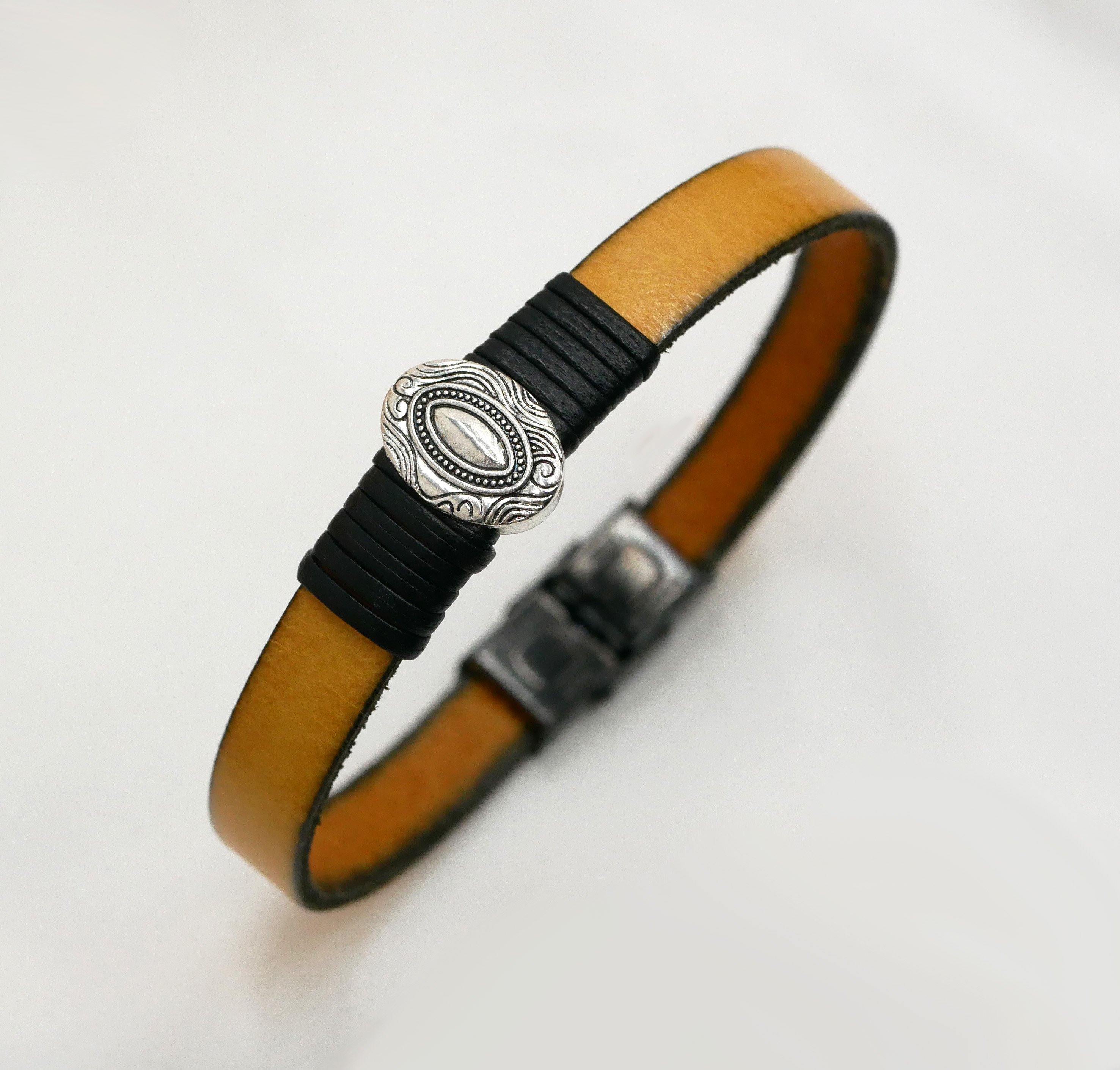 Aanpasbare leren riem met centraal ovaal ornament omlijst door fijn leer 