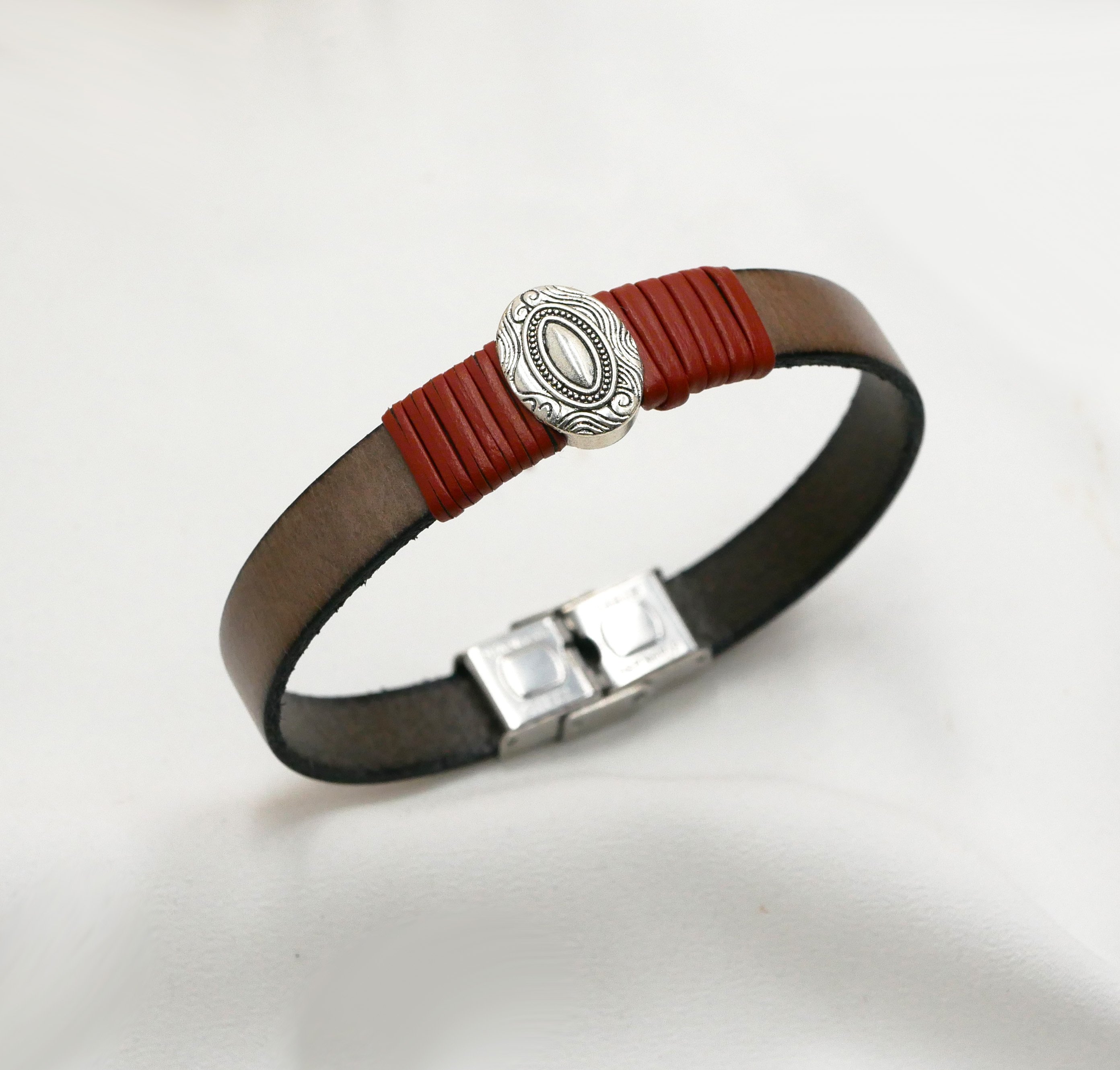 Aanpasbare leren riem met centraal ovaal ornament omlijst door fijn leer 