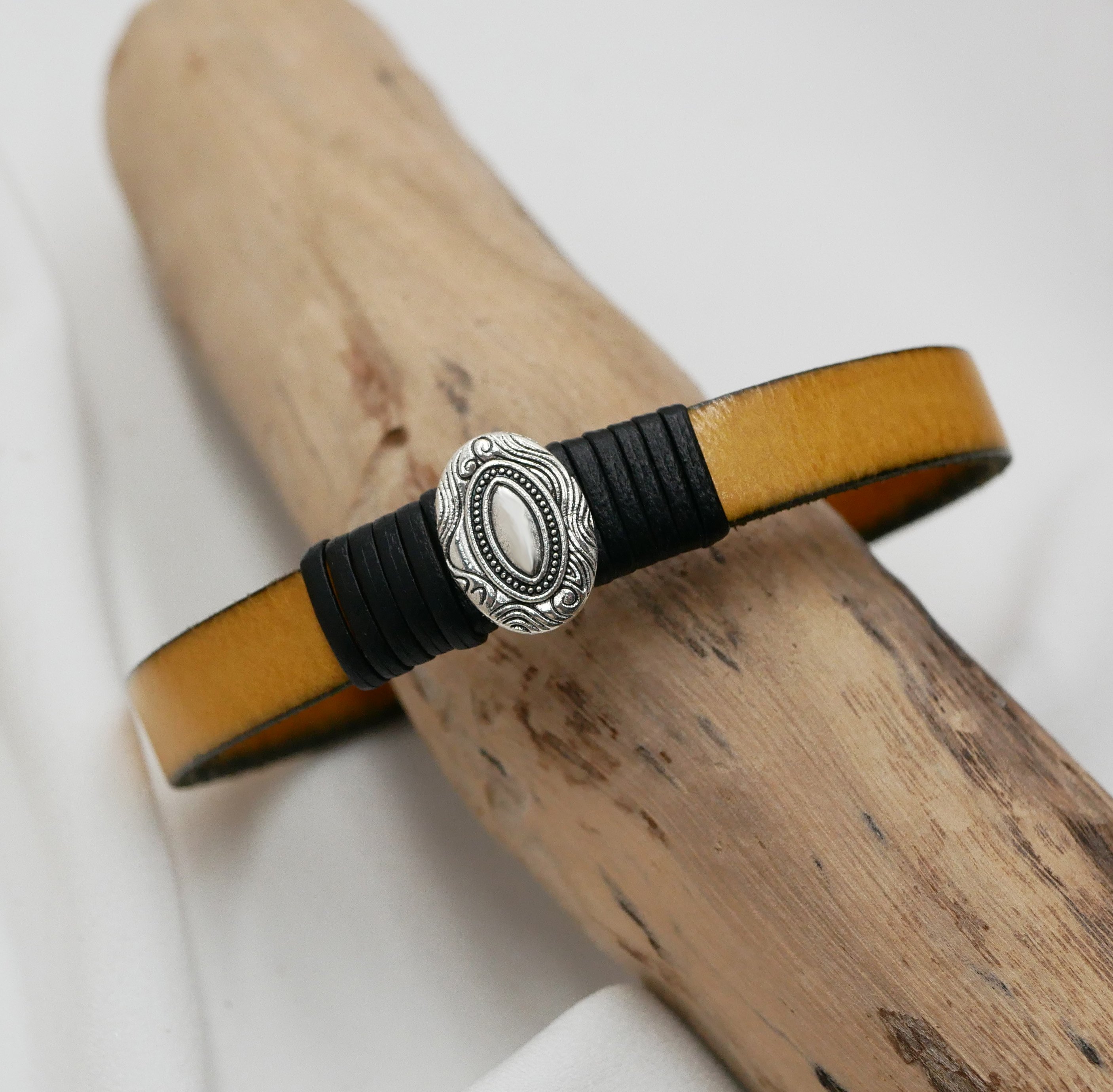 Aanpasbare leren riem met centraal ovaal ornament omlijst door fijn leer 