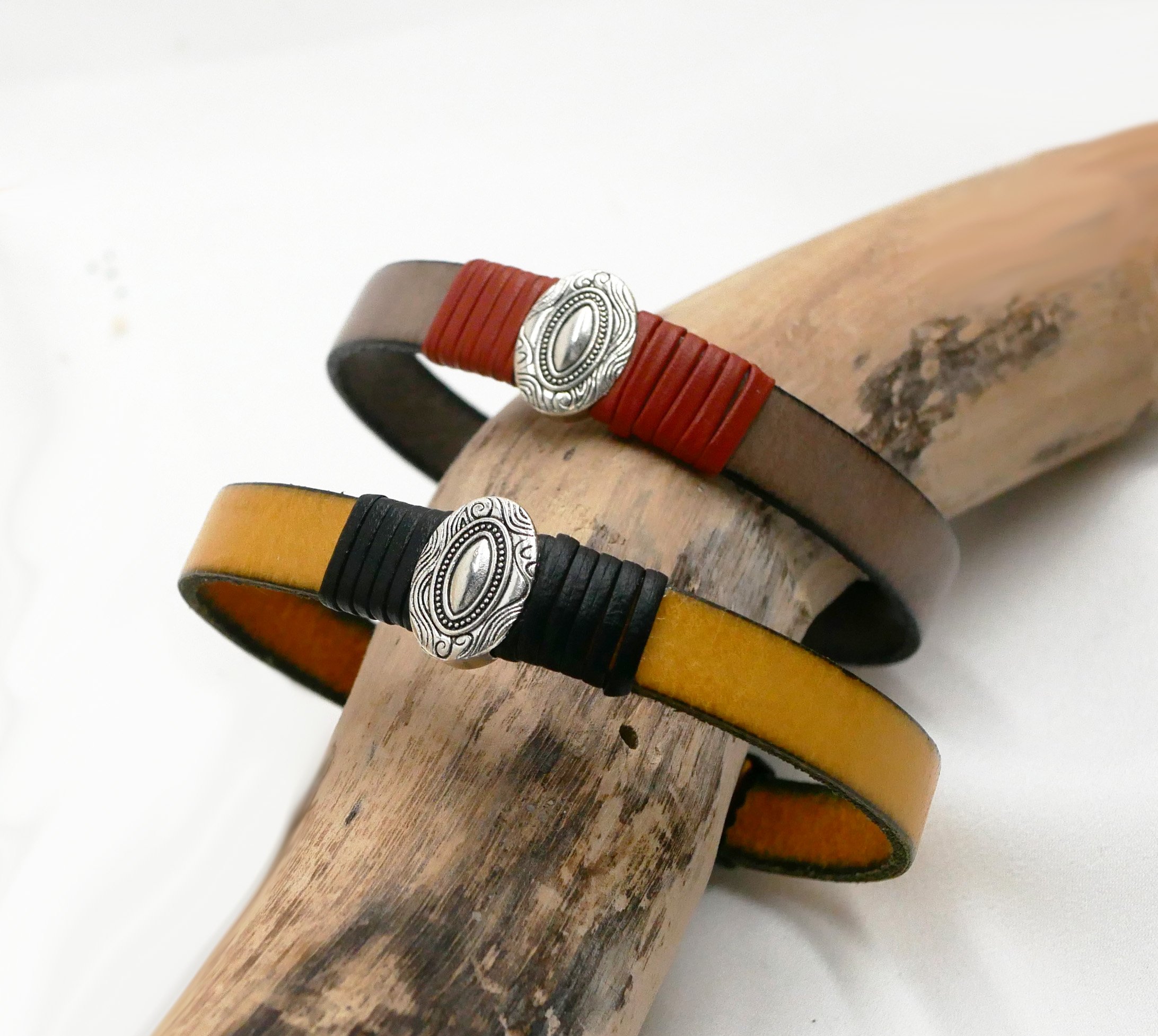 Aanpasbare leren riem met centraal ovaal ornament omlijst door fijn leer 