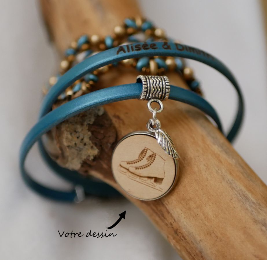 Lederen armband op maat met gegraveerde houten cabochon