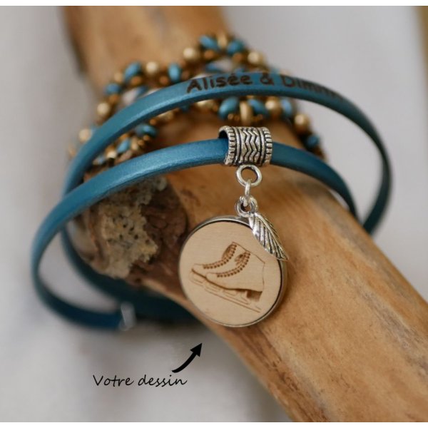 Lederen armband op maat met gegraveerde houten cabochon