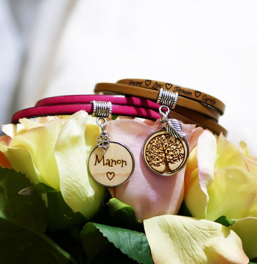 Lederen armband op maat met gegraveerde houten cabochon