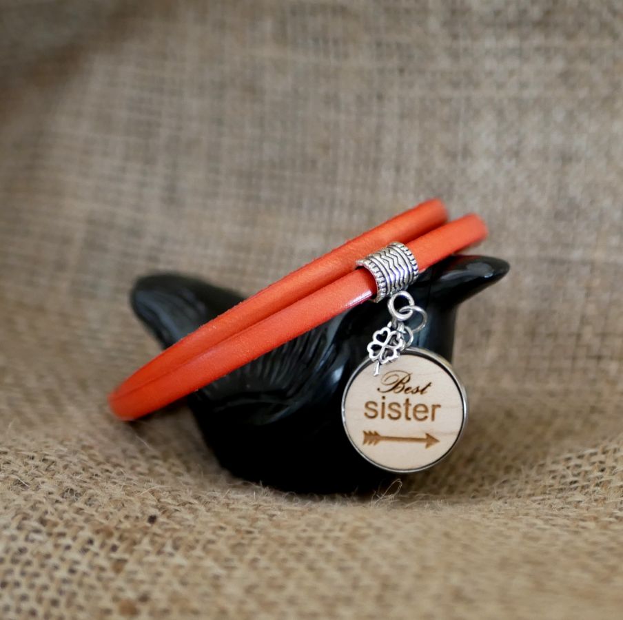 Lederen armband op maat met gegraveerde houten cabochon