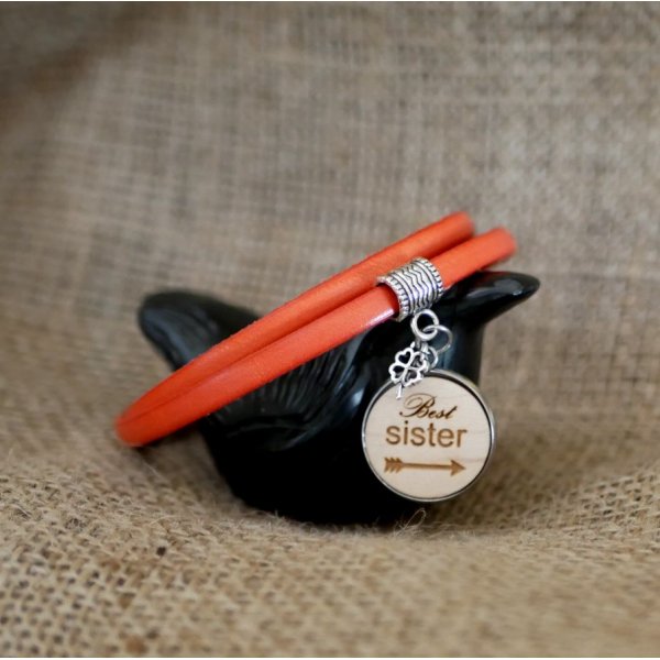 Lederen armband op maat met gegraveerde houten cabochon