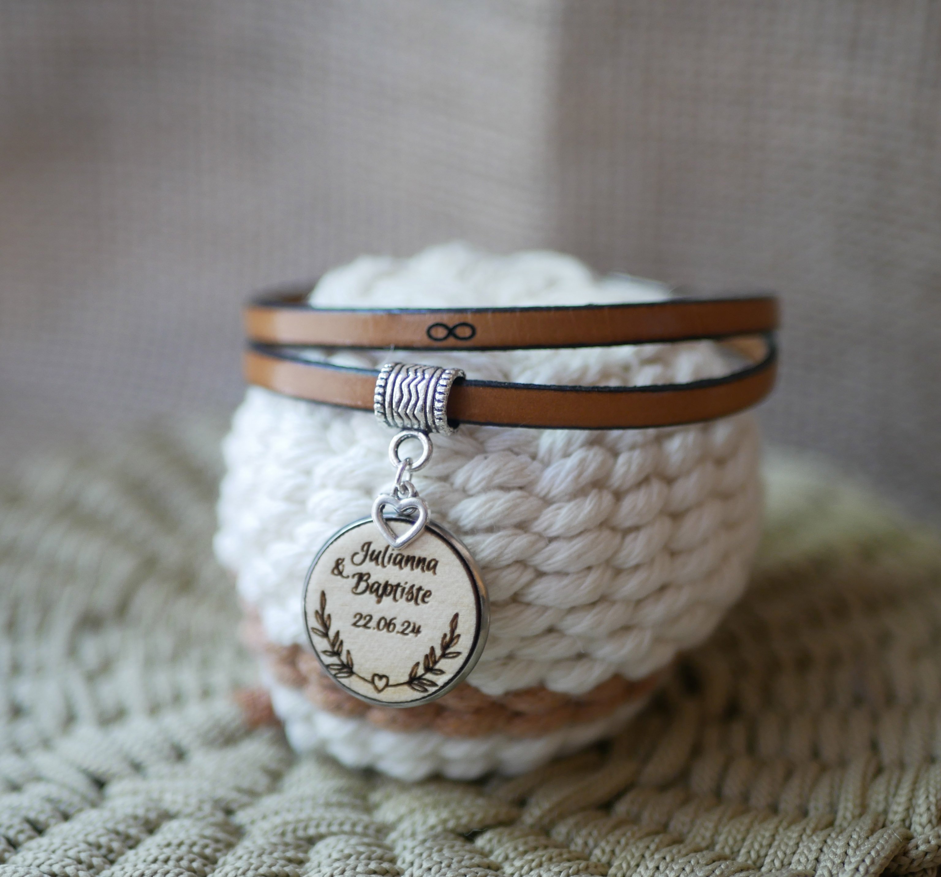 Lederen armband op maat met gegraveerde houten cabochon