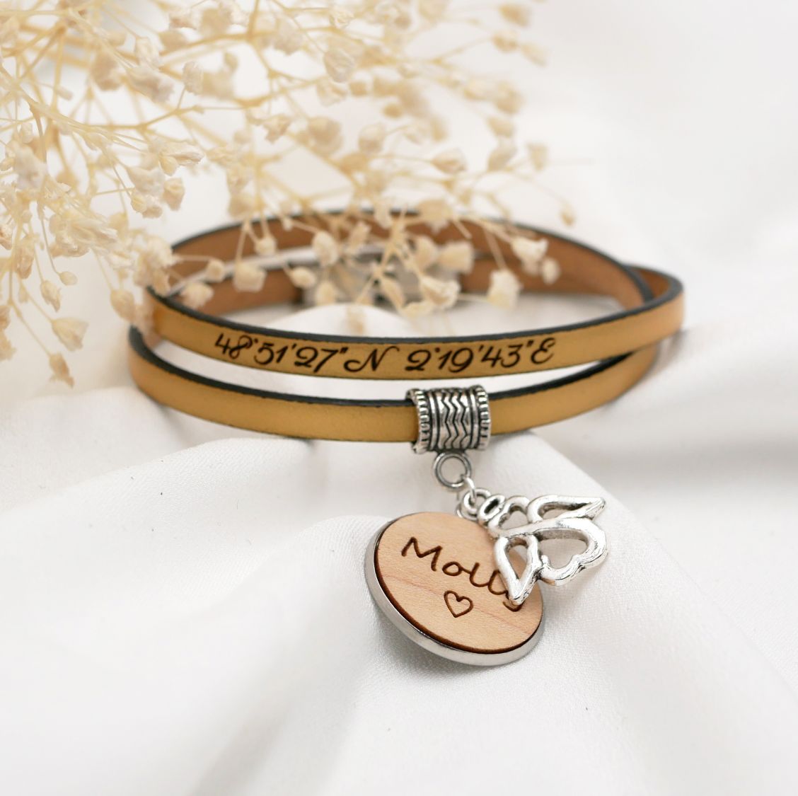 Lederen armband op maat met gegraveerde houten cabochon