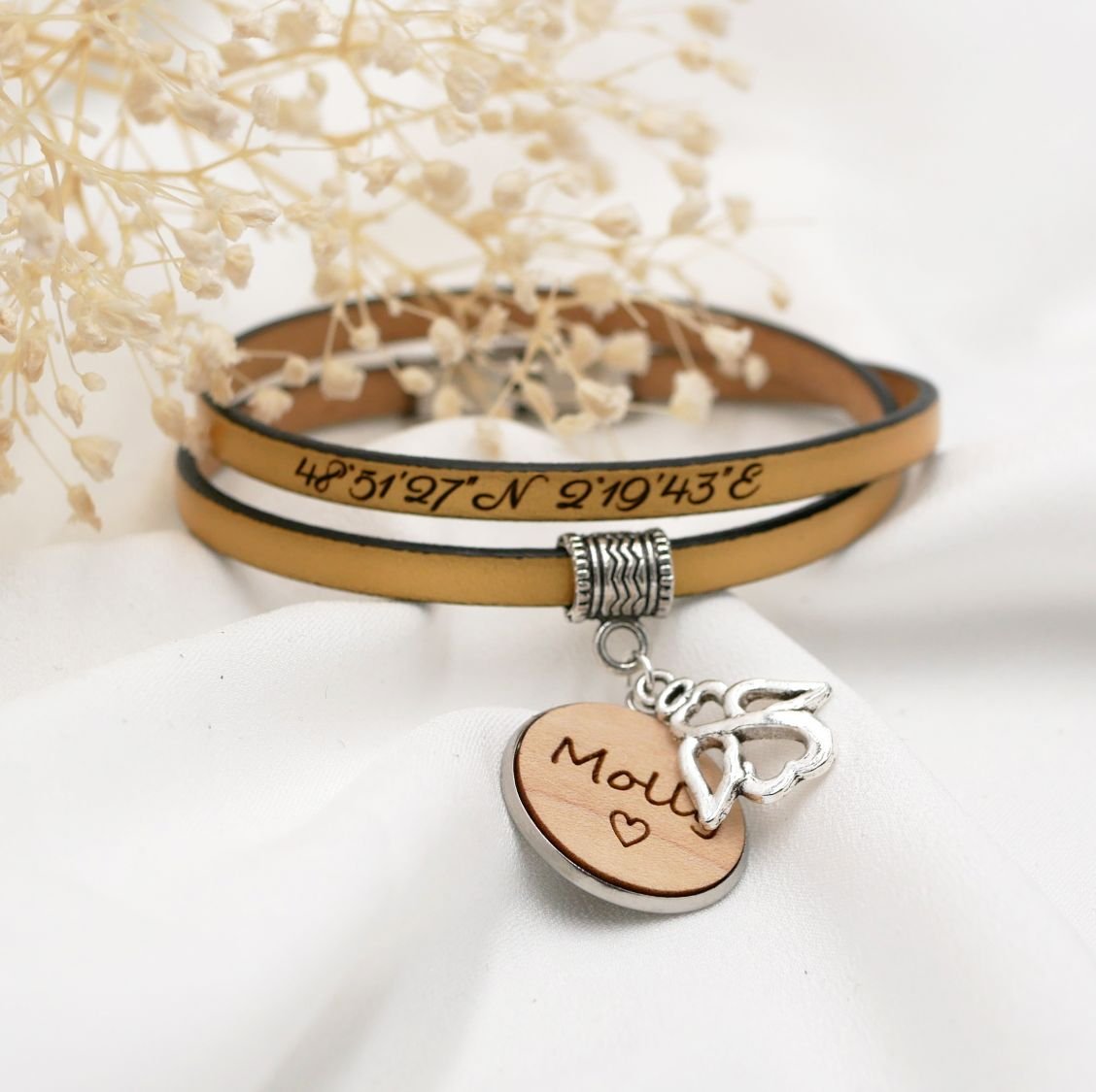 Lederen armband op maat met gegraveerde houten cabochon