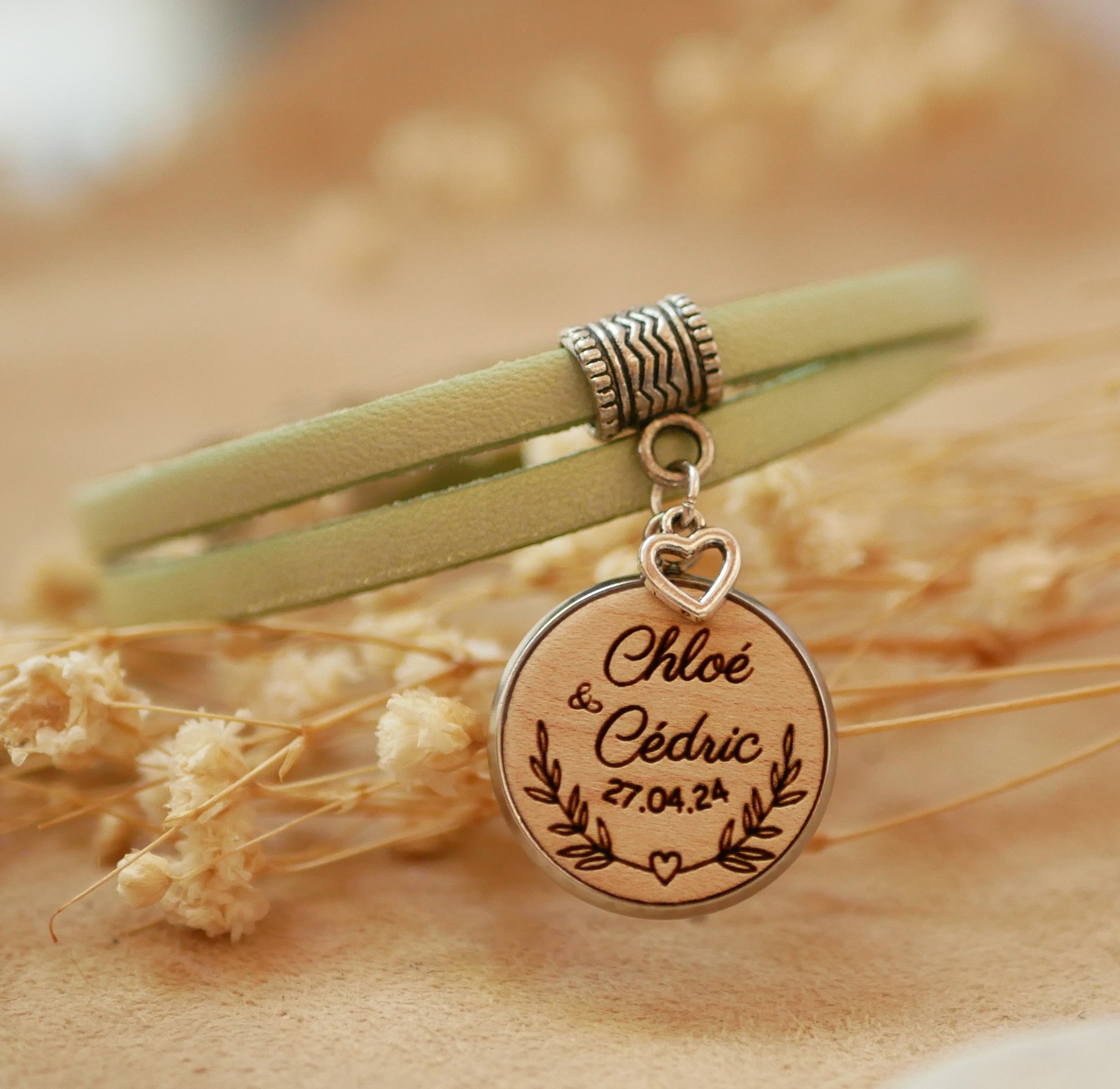 Lederen armband op maat met gegraveerde houten cabochon