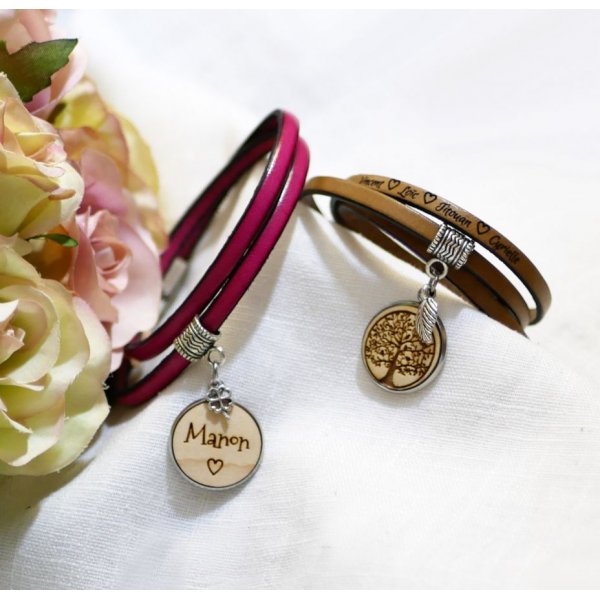 Lederen armband op maat met gegraveerde houten cabochon