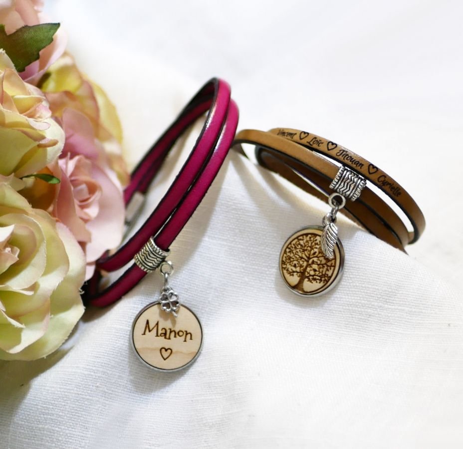 Lederen armband op maat met gegraveerde houten cabochon