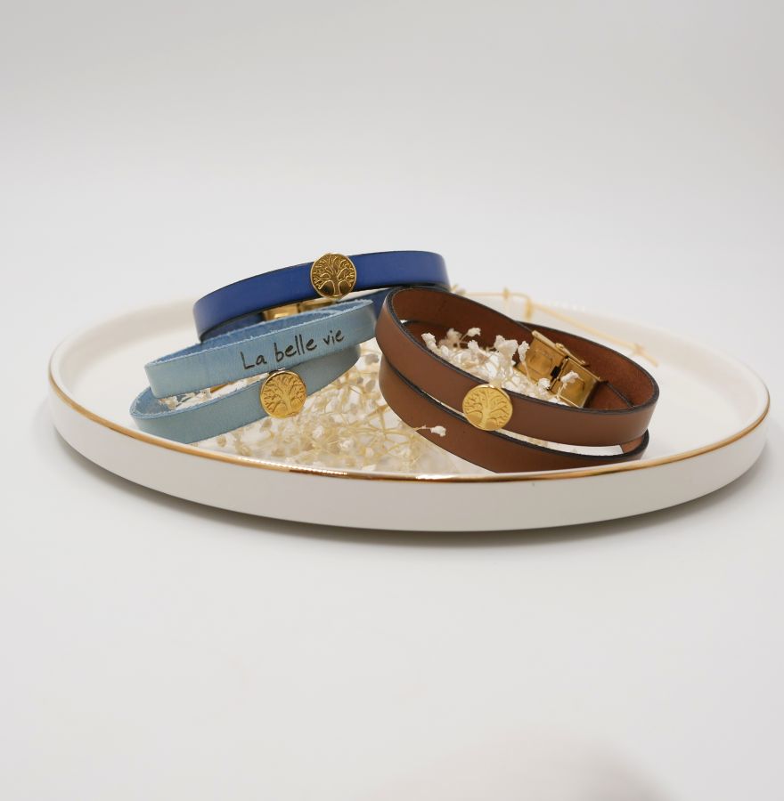 Gepersonaliseerde lederen armband versierd met een gouden levensboom 