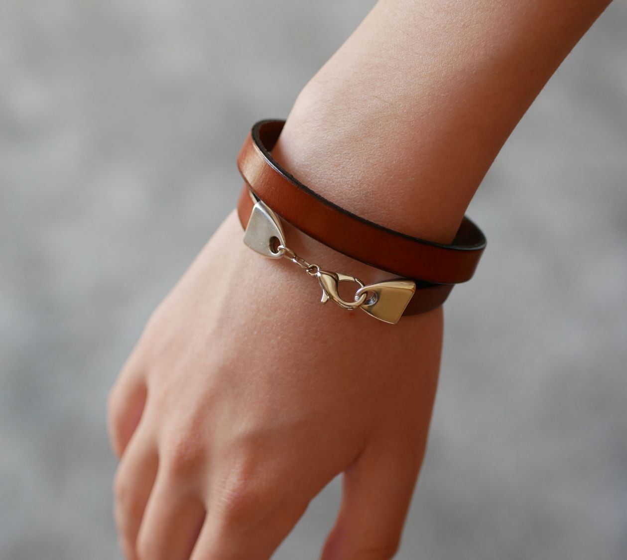 Gepersonaliseerde lederen armband versierd met een levensboom cabochon