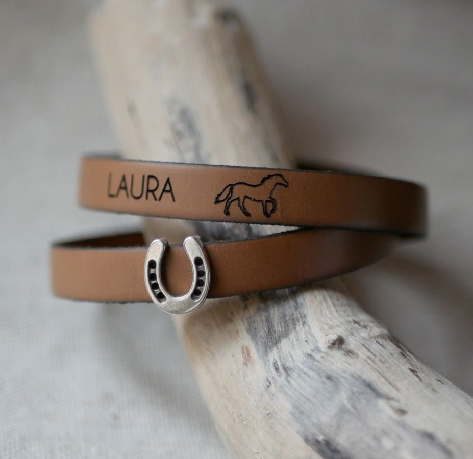 Gepersonaliseerde lederen armband versierd met een klein hoefijzer 