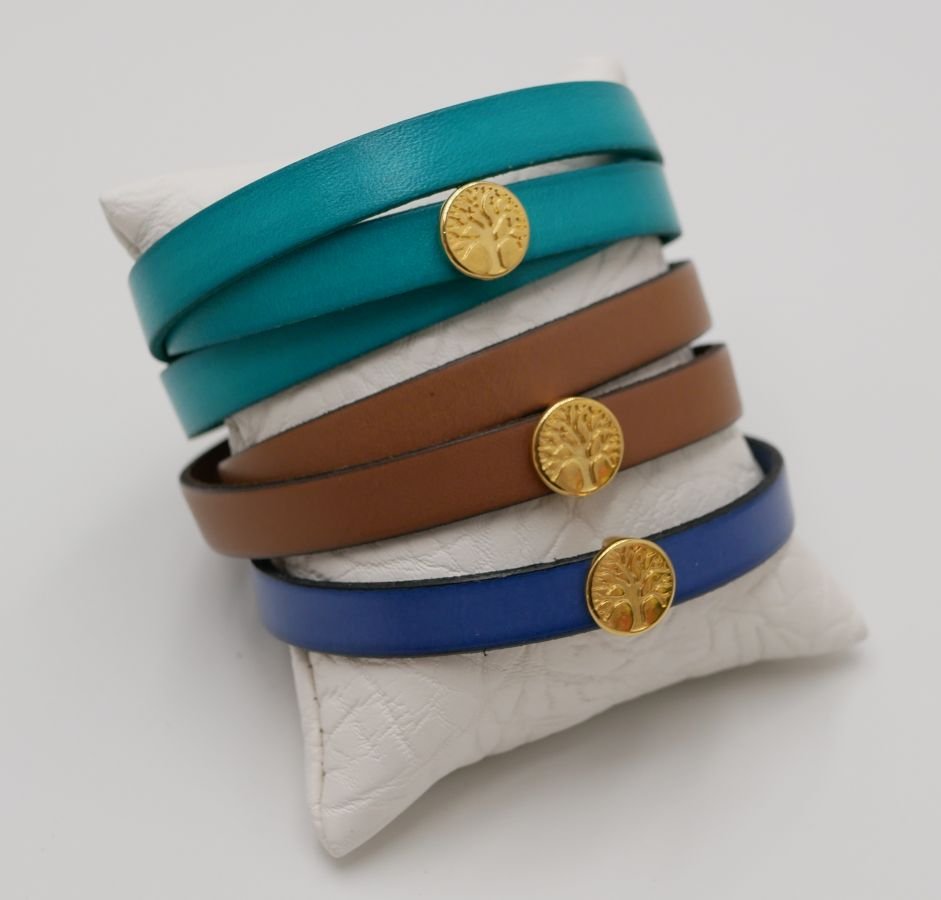 Gepersonaliseerde lederen armband versierd met een gouden levensboom 