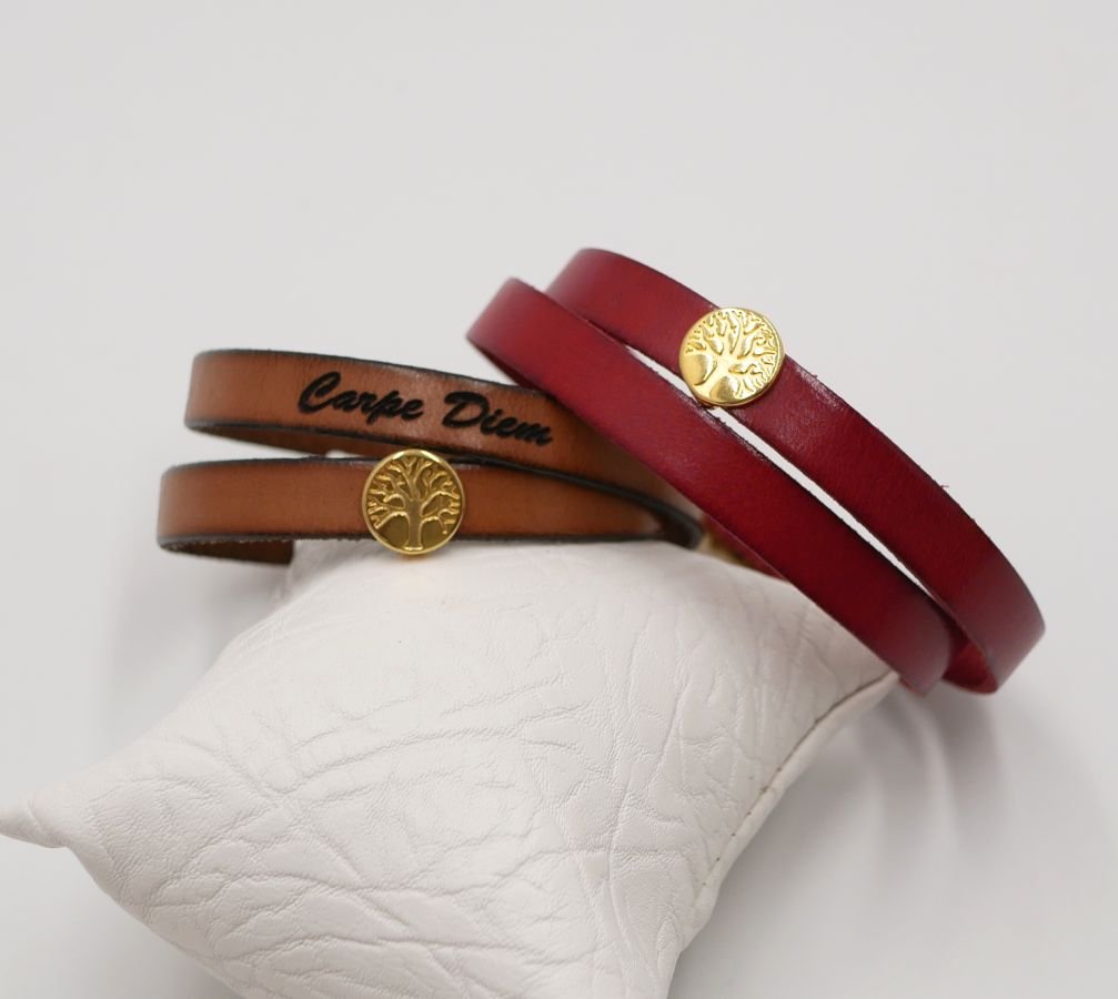 Gepersonaliseerde lederen armband versierd met een gouden levensboom 