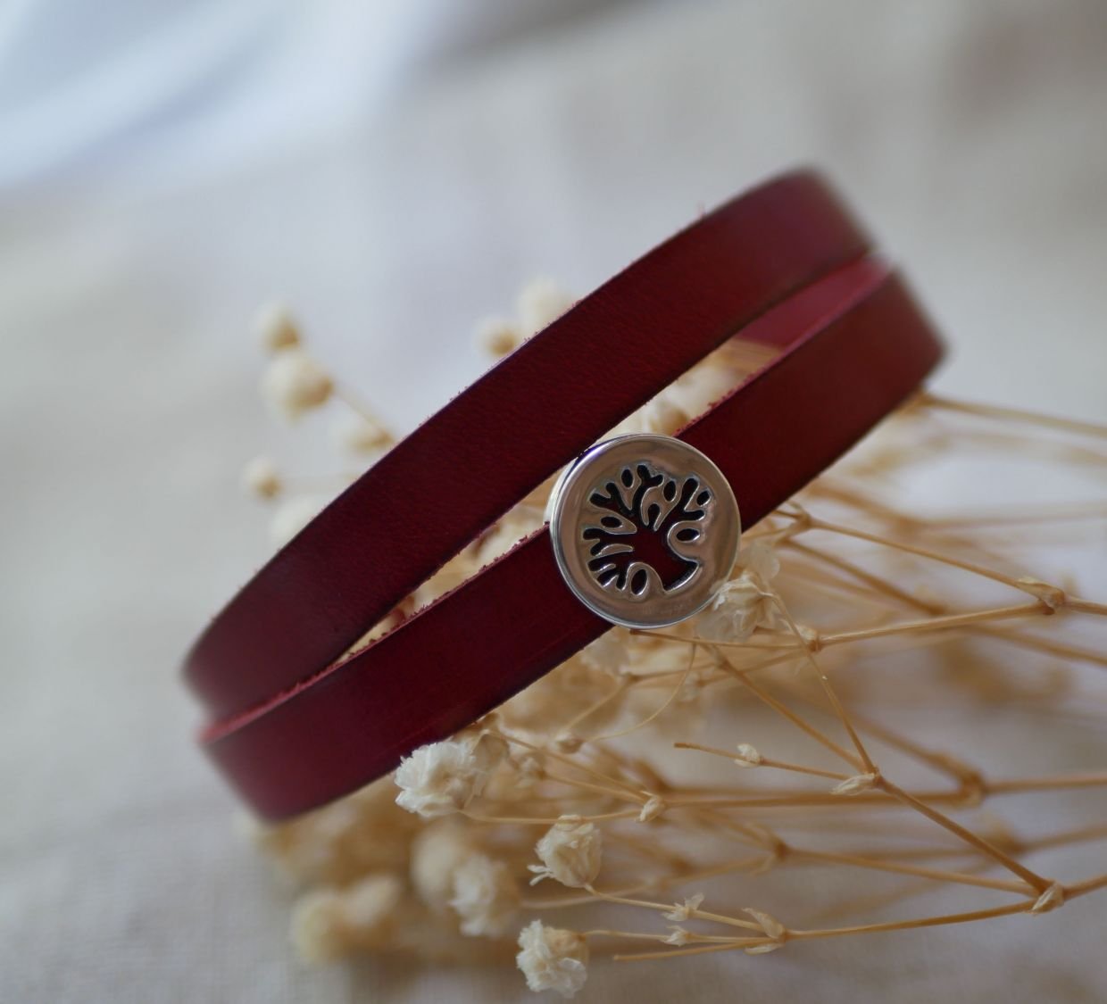 Gepersonaliseerde lederen armband versierd met een levensboom cabochon