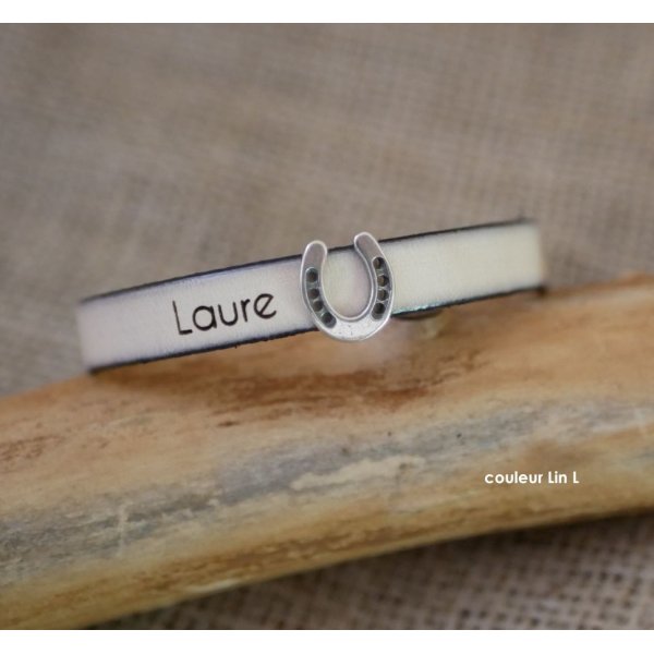 Gepersonaliseerde lederen armband versierd met een klein hoefijzer 